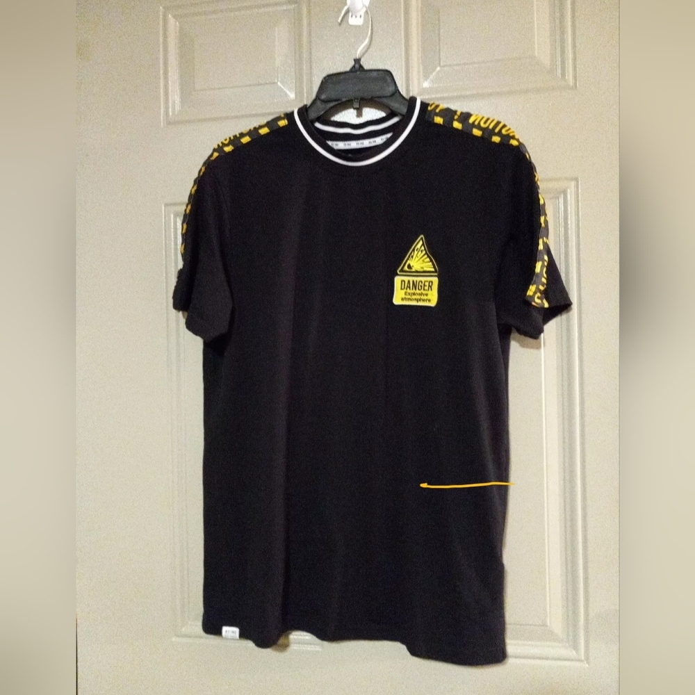 RSINE Graphic t-shirt size L short sleeve Crew Neck No Trespassing Black